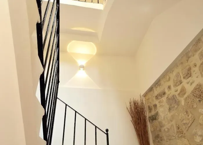 Domus Sbircio 公寓 *